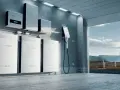 Nowoczesny magazyn energii z bateriami litowo-jonowymi, gotowy do gromadzenia mocy ze słońca i wiatru.
