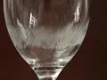 Przezroczyste szkło z delikatnymi, pionowymi wzorami. Zastanawiasz się, jaka woda do zmywarki?