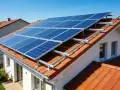 Panele fotowoltaiczne na dachu domu, zapewniające niezależność energetyczną. Fotowoltaika bez podłączenia do sieci to przyszłość.