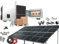 Zestaw do instalacji fotowoltaicznej 5 kW: panele, inwerter, skrzynka z zabezpieczeniami, kable, uchwyty i śruby.