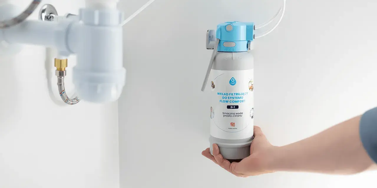 Dłoń trzyma wkład filtrujący do systemu Flow Comfort. Pokazuje, jak działa filtr do wody, zapewniając smaczną wodę prosto z kranu.