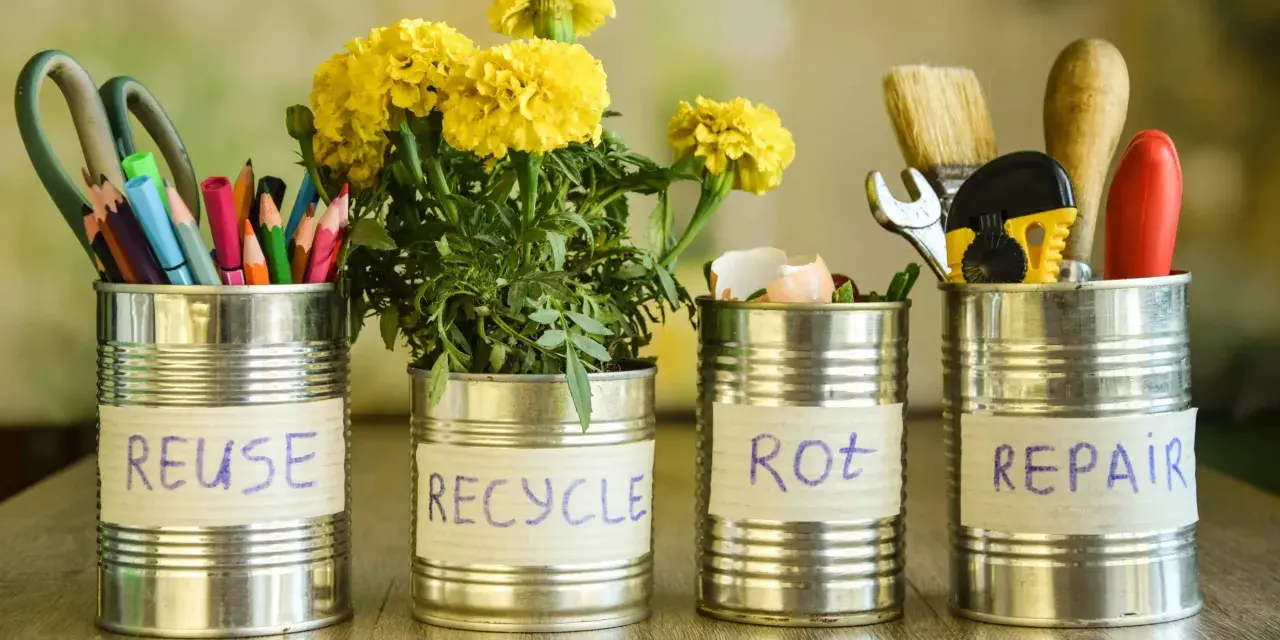 Cztery puszki po konserwach z napisami: REUSE, RECYCLE, ROT, REPAIR. W pierwszej nożyczki i kredki, w drugiej kwiaty, w trzeciej skorupki jajek, w czwartej narzędzia. Jak zrobić zgniatarkę do puszek?