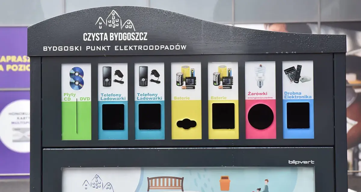 Punkt zbiórki elektrośmieci w Bydgoszczy. Segregacja płyt, telefonów, baterii, żarówek i drobnej elektroniki.