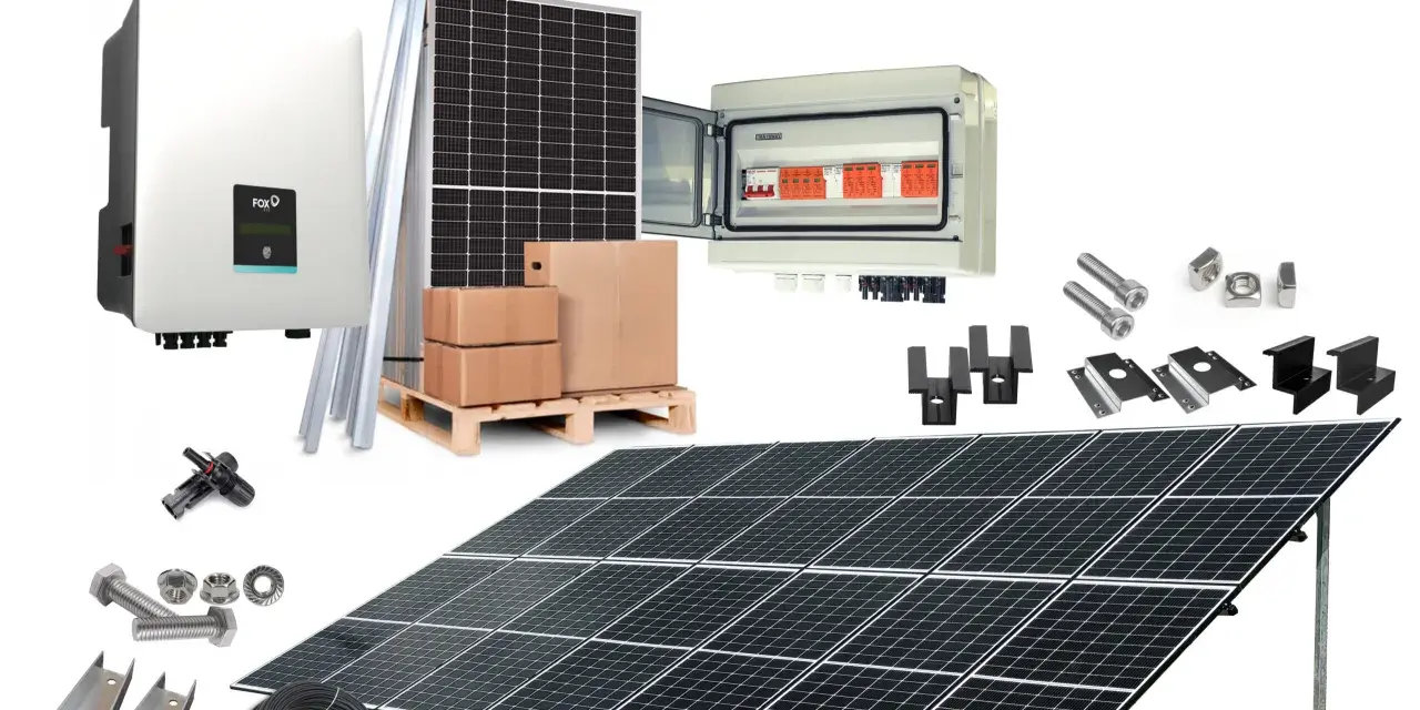 Zestaw do instalacji fotowoltaicznej 5 kW: panele, inwerter, skrzynka z zabezpieczeniami, kable, uchwyty i śruby.