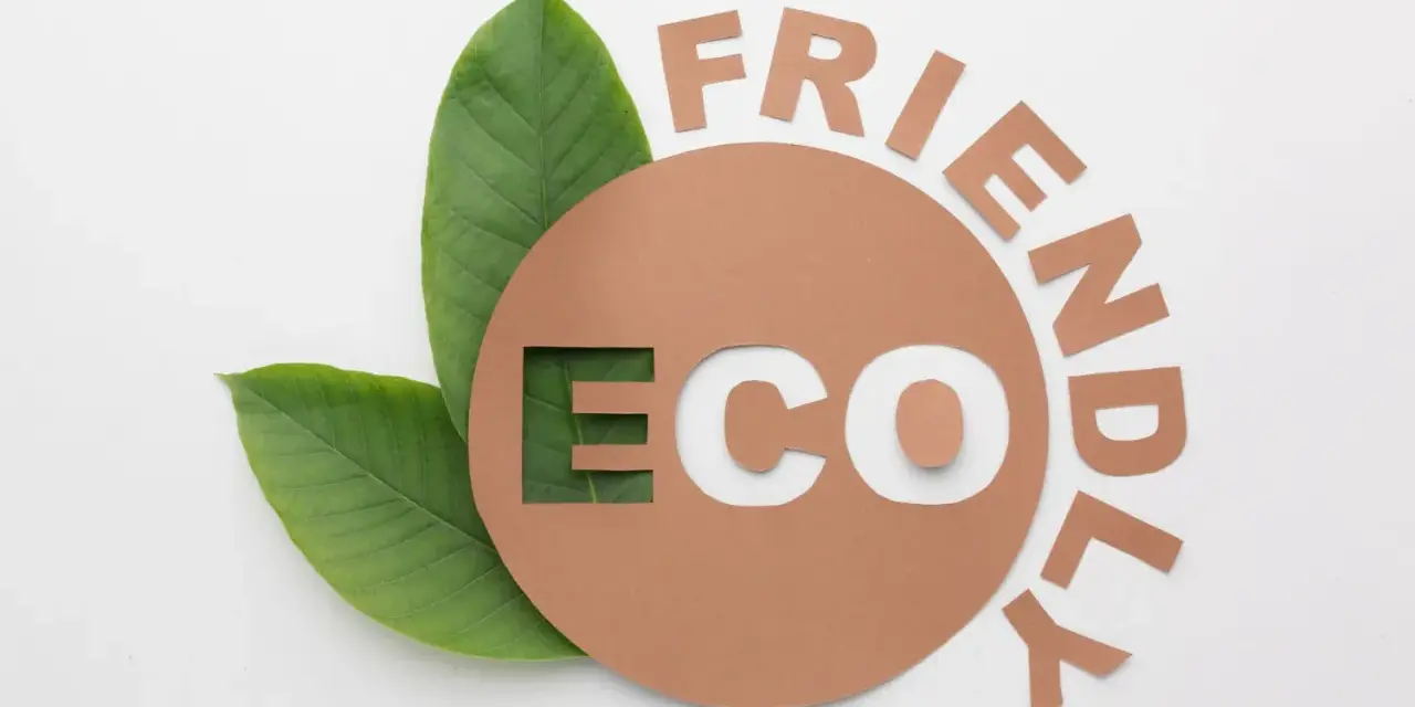 Znak e na opakowaniu z napisem "ECO FRIENDLY" i zielonymi liśćmi.