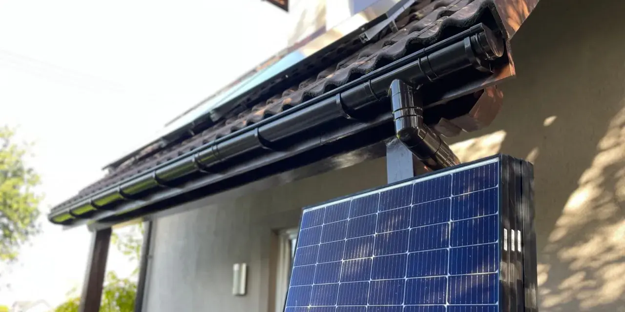 Nowe panele fotowoltaiczne czekają na montaż na dachu. Czy można dołożyć panele fotowoltaiczne do istniejącej instalacji?