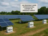 Rozległa budowa farmy fotowoltaicznej z rzędami paneli słonecznych i skrzynkami z oznaczeniami mocy. Tablica informuje o budowie farmy i sprzedaży energii.
