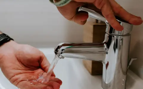 Dłoń pod bieżącą wodą z kranu. Czy chlor jest szkodliwy? Woda z kranu jest bezpieczna do picia, ale warto wiedzieć, czy chlor jest szkodliwy.