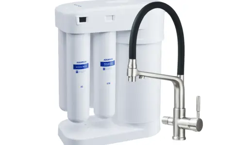 Nowoczesny filtr usuwający kamień z wody, z elegancką baterią i widocznymi wkładami Aquaphor.