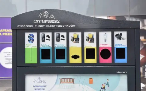 Punkt zbiórki elektrośmieci w Bydgoszczy. Segregacja płyt, telefonów, baterii, żarówek i drobnej elektroniki.