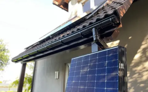 Nowe panele fotowoltaiczne czekają na montaż na dachu. Czy można dołożyć panele fotowoltaiczne do istniejącej instalacji?