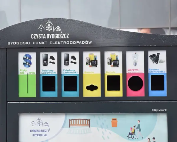 Punkt zbiórki elektrośmieci w Bydgoszczy. Segregacja płyt, telefonów, baterii, żarówek i drobnej elektroniki.