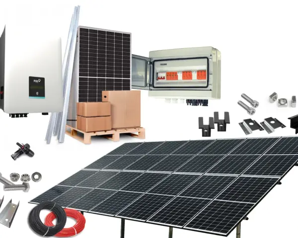 Zestaw do instalacji fotowoltaicznej 5 kW: panele, inwerter, skrzynka z zabezpieczeniami, kable, uchwyty i śruby.