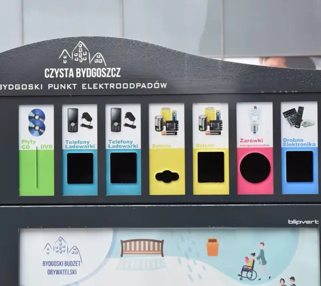 Punkt zbiórki elektrośmieci w Bydgoszczy. Segregacja płyt, telefonów, baterii, żarówek i drobnej elektroniki.