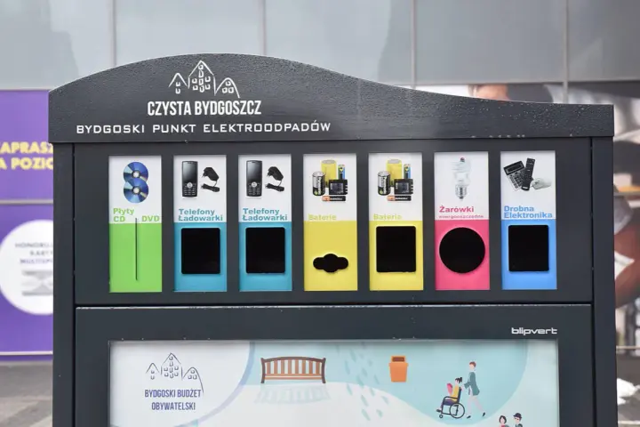 Punkt zbiórki elektrośmieci w Bydgoszczy. Segregacja płyt, telefonów, baterii, żarówek i drobnej elektroniki.