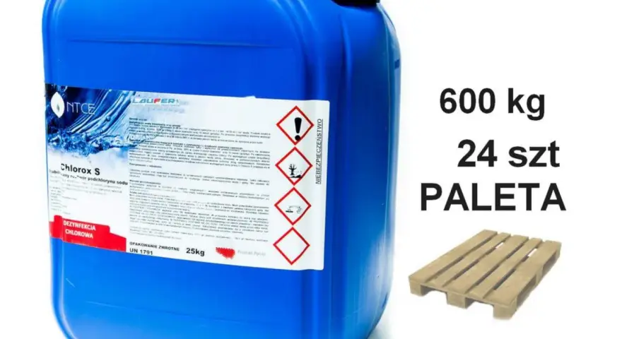 Duży, niebieski kanister z podchlorynem sodu do dezynfekcji studni głębinowej. 600 kg, 24 szt. na palecie.
