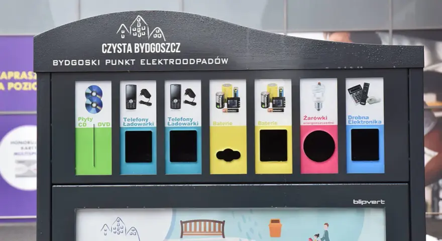 Punkt zbiórki elektrośmieci w Bydgoszczy. Segregacja płyt, telefonów, baterii, żarówek i drobnej elektroniki.