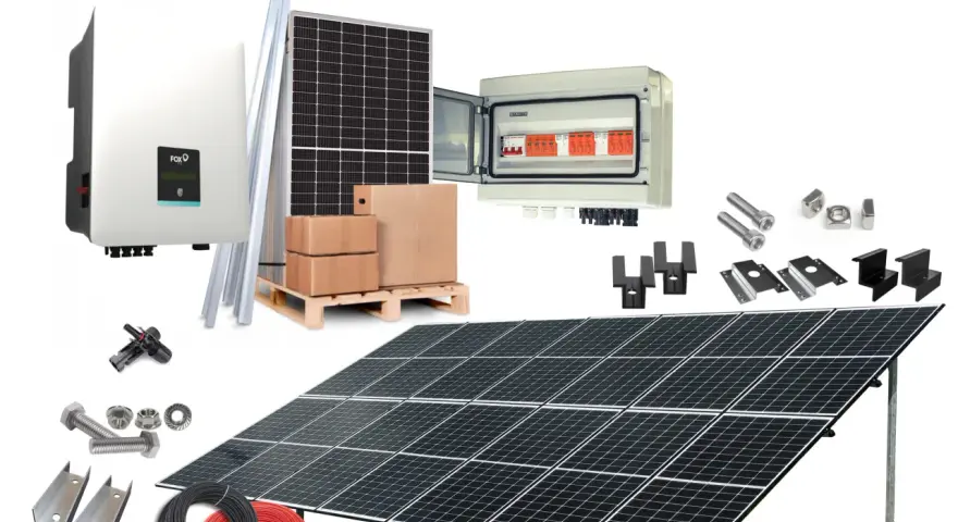 Zestaw do instalacji fotowoltaicznej 5 kW: panele, inwerter, skrzynka z zabezpieczeniami, kable, uchwyty i śruby.