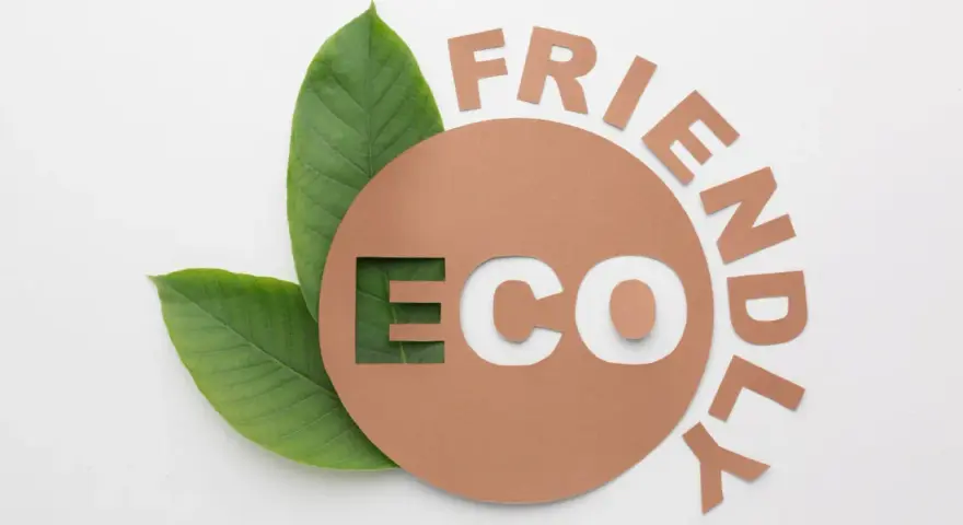 Znak e na opakowaniu z napisem "ECO FRIENDLY" i zielonymi liśćmi.
