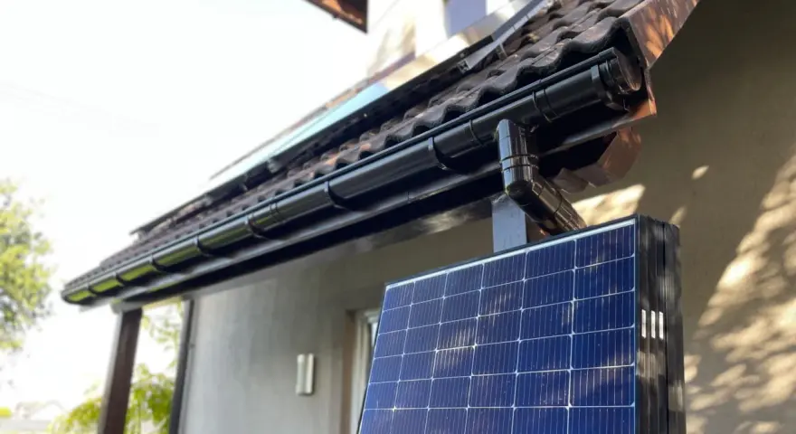 Nowe panele fotowoltaiczne czekają na montaż na dachu. Czy można dołożyć panele fotowoltaiczne do istniejącej instalacji?