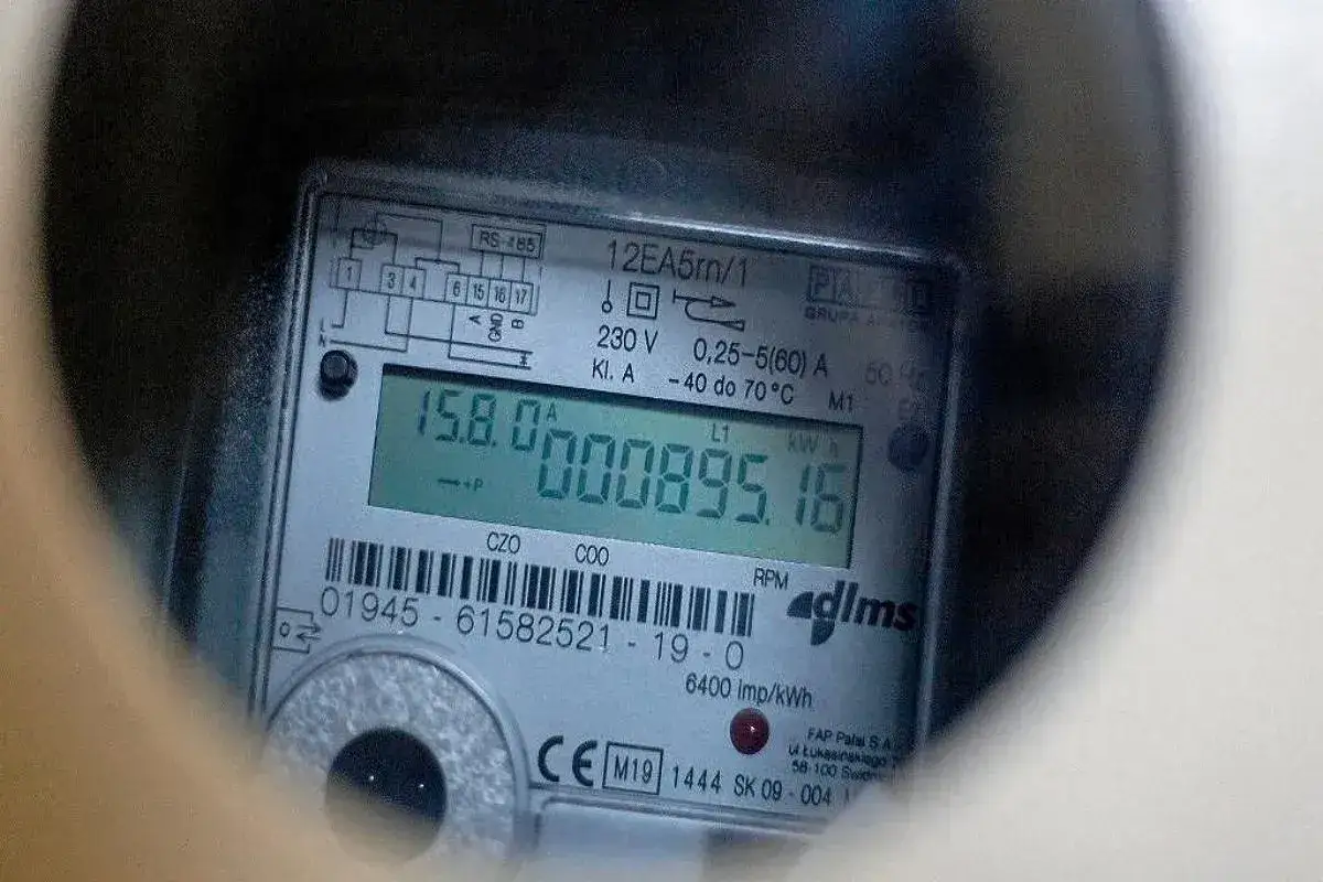 Cyfrowy licznik energii elektrycznej pokazuje zużycie 895,16 kWh. Dowiedz się, jak odczytać licznik prądu.