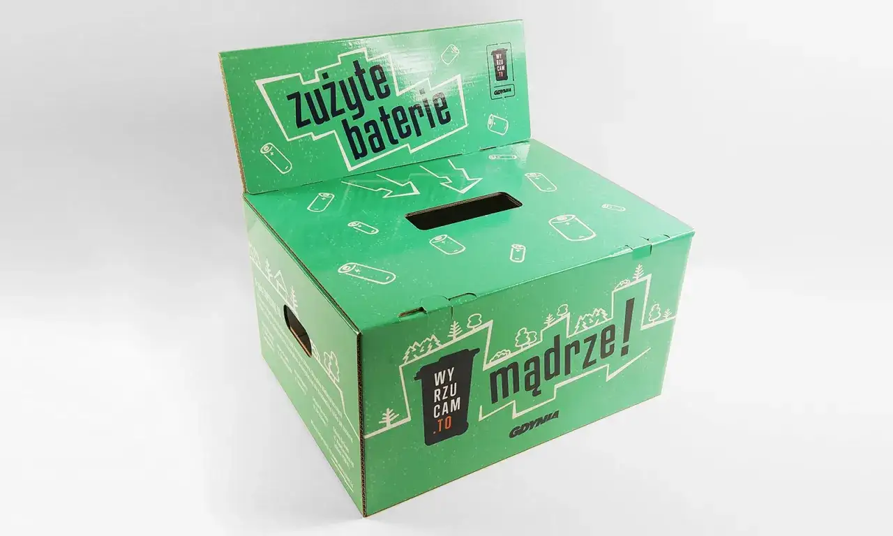 Zielony kartonowy pojemnik na zużyte baterie. Napis 