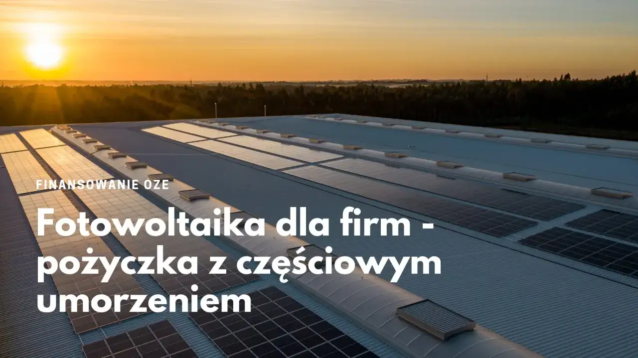 Dach z panelami fotowoltaicznymi o zachodzie słońca. Dofinansowanie fotowoltaika dla firm - pożyczka z częściowym umorzeniem.
